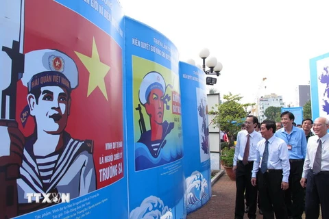 Triển lãm tranh cổ động "Hướng về biển đảo" tại Đà Nẵng