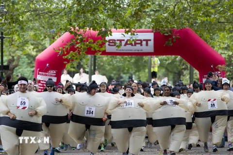 [Photo] Mặc trang phục sumo chạy bộ để quyên tiền từ thiện