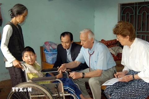 Đoàn bác sỹ Mỹ khám bệnh miễn phí cho người nghèo Cao Bằng 