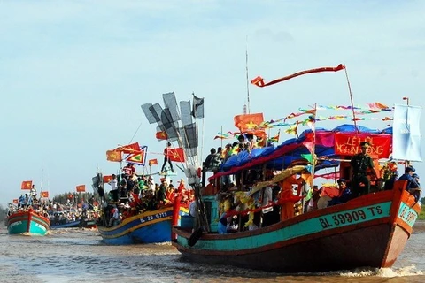 Lễ hội Nghinh Ông Thắng Tam thu hút hàng ngàn du khách 