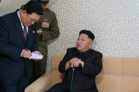 Ông Kim Jong-un chống gậy trong lần tái xuất sau hơn một tháng