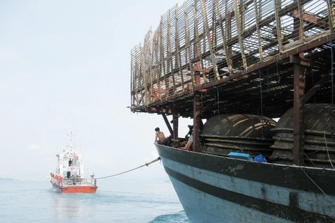 Khánh Hòa tiếp nhận 6 thuyền viên tàu cá bị nạn trên biển về bờ