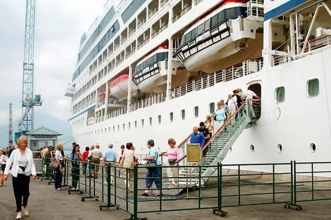 2.200 du khách tàu biển Celebrity Millennium cập cảng Hòn Gai