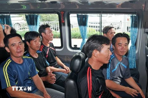 9 thuyền viên tàu cá Bình Thuận gặp nạn trên biển trở về an toàn