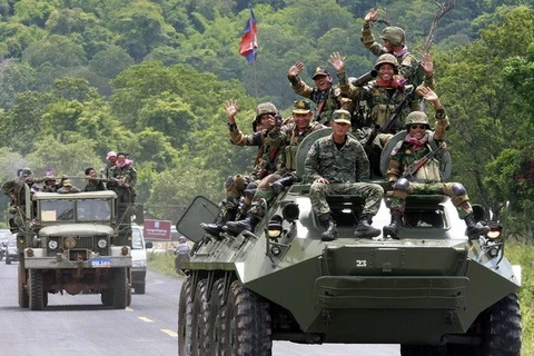 Hàng trăm binh sỹ Campuchia tiến hành tập trận bắn đạn thật