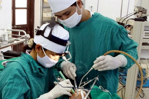 Phẫu thuật thành công cắt khối u chèn ép tủy cổ cho một bệnh nhân
