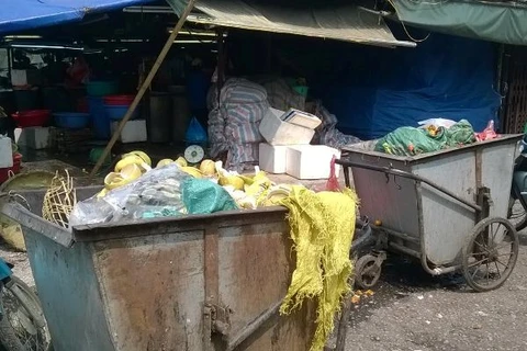 Xử lý dứt điểm việc người dân đưa rác thải vào trụ sở Ủy ban xã