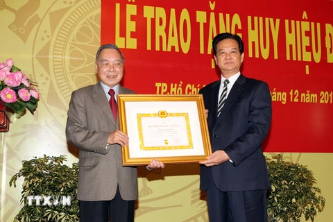 Trao Huy hiệu 55 tuổi đảng cho nguyên Thủ tướng Phan Văn Khải