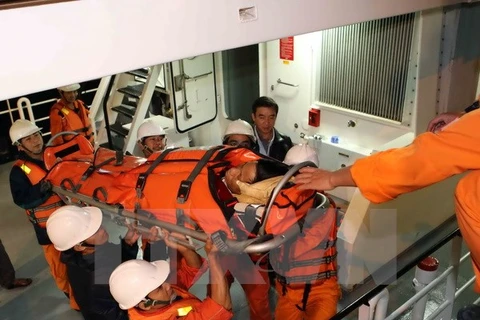 Cứu nạn thành công 2 thuyền viên bị nạn ở cửa biển Sóc Trăng