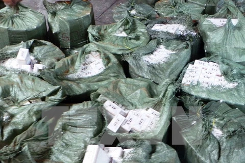 Long An bắt quả tang xe tải chở gần 21 ngàn gói thuốc lá nhập lậu