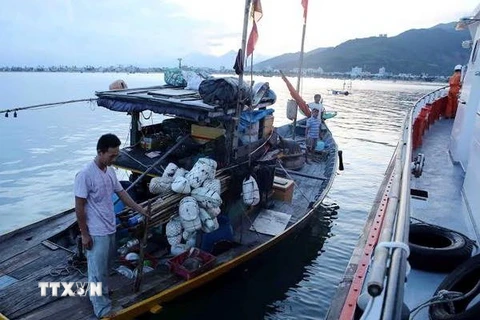 Lai dắt thành công tàu chở khách gặp sự cố về đảo Phú Quý 