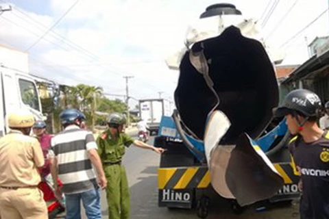 Nổ xe bồn chở xăng dầu ở Cà Mau, hai người bị thương nặng