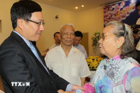 Phó Thủ tướng Phạm Bình Minh chúc Tết cán bộ Ngoại giao nghỉ hưu