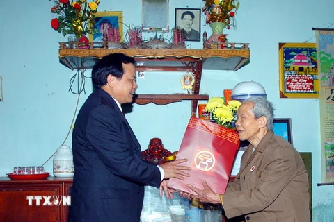 Bí thư Thành ủy Hà Nội thăm, tặng quà nguyên lãnh đạo thành phố