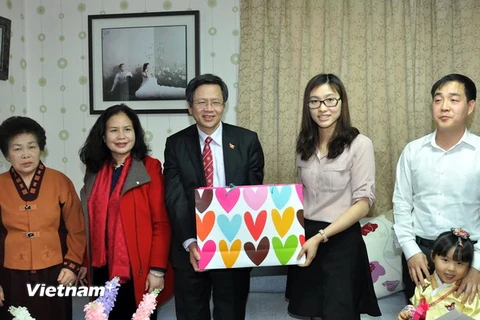 Đại sứ Việt Nam tại Hàn Quốc tặng quà cô dâu người Việt dịp Tết