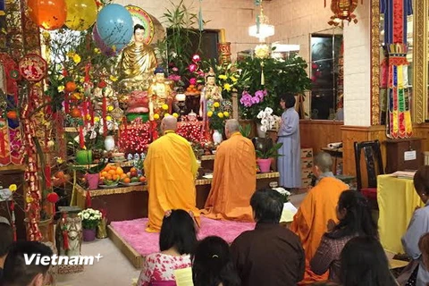 Lễ chùa đầu năm - Nét đẹp văn hóa của người Việt xa Tổ quốc