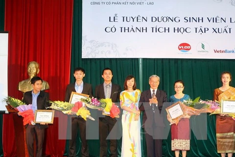 Đại học Huế tặng học bổng đào tạo thạc sỹ cho sinh viên Lào