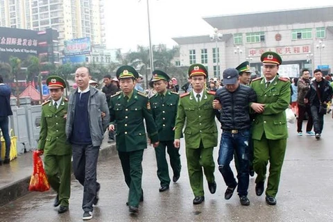 Quảng Ninh tiếp nhận 2 đối tượng truy nã từ công an Trung Quốc