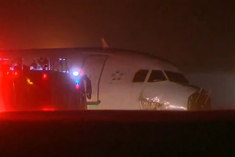 Máy bay Air Canada trượt khỏi đường băng, hơn 20 người bị thương