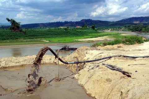 Tái diễn tình trạng khai thác cát trái phép trên sông Bánh Lái