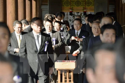 Một Bộ trưởng trong nội các Nhật Bản thăm đền Yasukuni 