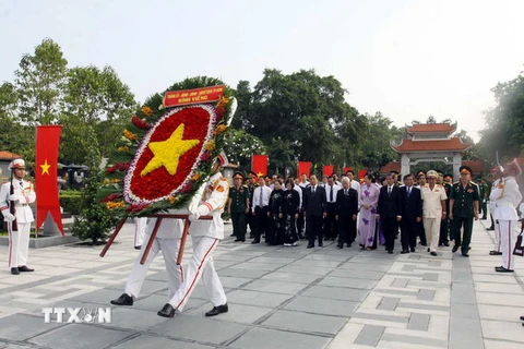 Lãnh đạo Thành phố Hồ Chí Minh dâng hương tưởng niệm liệt sỹ