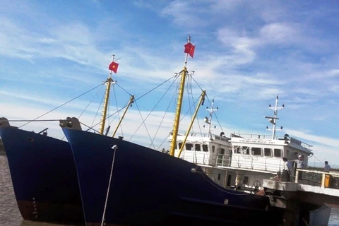 Bàn giao 2 tàu vỏ thép hiện đại cho hai ngư dân Quảng Ngãi