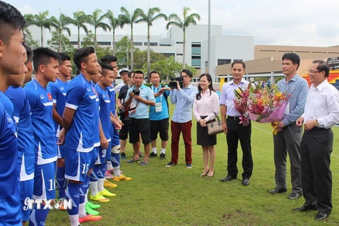 Đại sứ Nguyễn Tiến Minh (áo trắng) thăm hỏi các cầu thủ. (Nguồn: TTXVN)