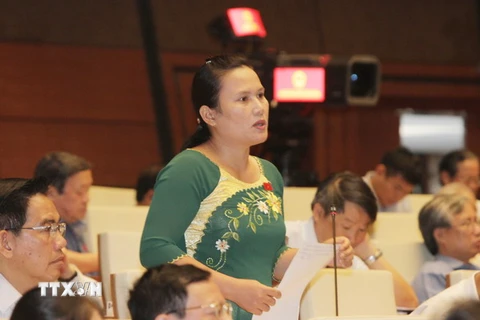 Đại biểu Quốc hội tỉnh Quảng Nam Nguyễn Thị Tuyết Thanh phát biểu ý kiến. (Ảnh: Phương Hoa/TTXVN)