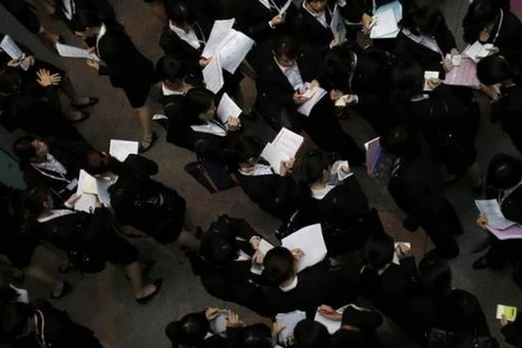 Dòng người xếp hàng tìm kiếm việc làm tại Nhật Bản. (Nguồn: Reuters)