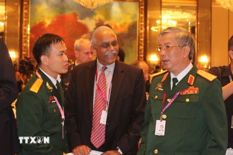 Thượng tướng Nguyễn Chí Vịnh, Thứ trưởng Bộ Quốc phòng Việt Nam (phải) tại phiên thảo luận chung đầu tiên. (Ảnh: Phóng viên TTXVN tại Singapore)