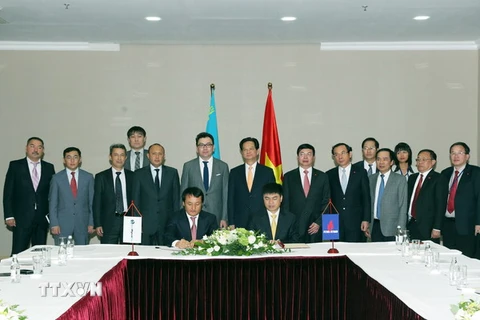 Thủ tướng Nguyễn Tấn Dũng chứng kiến lễ ký kết thỏa thuận hợp tác dầu khí giữa Kazmunaigaz và PetroVietnam. (Ảnh: Đức Tám/TTXVN)