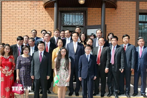 Thủ tướng Nguyễn Tấn Dũng và Phu nhân chụp ảnh chung với cán bộ, nhân viên Đại sứ quán và đại diện Cộng đồng người Việt Nam tại Kazakhstan. (Ảnh: Đức Tám/TTXVN)