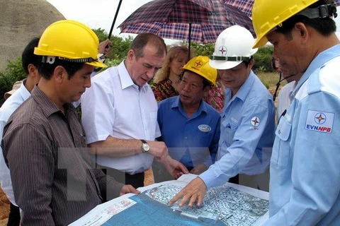 Các chuyên gia Nga và Việt Nam đang khảo sát khu vực xây nhà máy điện hạt nhân Ninh Thuận 1. (Ảnh: Công Thử /TTXVN)