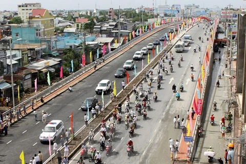 Cầu Gành Hào, thành phố Cà Mau. (Ảnh: Anh Tôn/TTXVN)