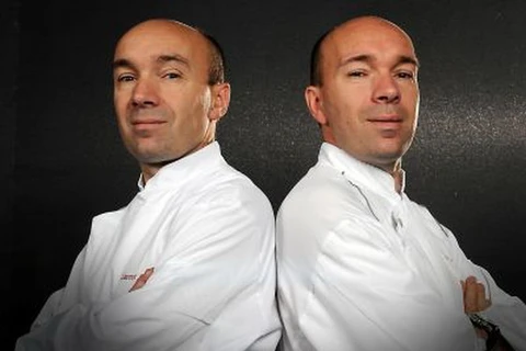 Hai đầu bếp - anh em sinh đôi Laurent and Jacques Pourcel (phải). (Nguồn: int.rendezvousenfrance.com)