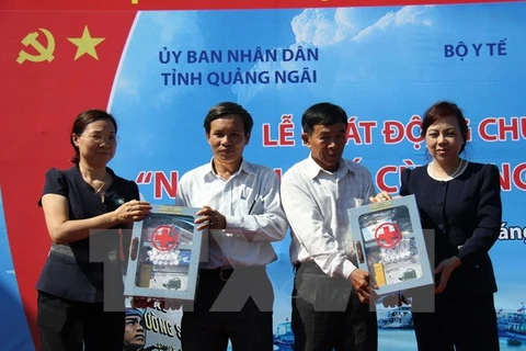 Bộ trưởng Bộ Y tế Nguyễn Thị Kim Tiến trao tặng tủ thuốc cho ngư dân huyện đảo Lý Sơn. (Ảnh: Đinh Hương/TTXVN)