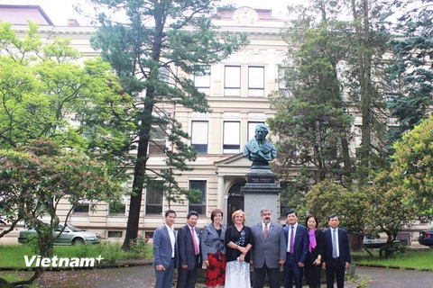 Đại sứ Trương Mạnh Sơn (thứ ba từ phải sang) cùng Thị trưởng thị trấn Chrastava Michal Canov tại nơi dự kiến sẽ dựng tượng đài Bác Hồ. (Ảnh: Quang Vinh/Vietnam+)