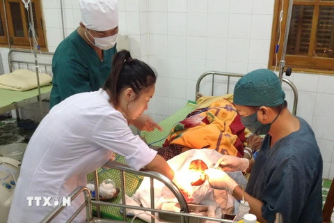 Các y, bác sỹ cấp cứu cho ngư dân Nguyễn Văn Thịnh. (Ảnh: Nguyễn Đức Quân/TTXVN) 
