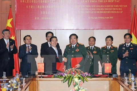 Đại tướng Phùng Quang Thanh, Ủy viên Bộ Chính trị, Bộ trưởng Bộ Quốc phòng Việt Nam và Thượng tướng Thường Vạn Toàn, Ủy viên Quốc vụ, Bộ trưởng Quốc phòng Trung Quốc thăm đồn Biên phòng Mường Khương (Ảnh: Trọng Đức/TTXVN)
