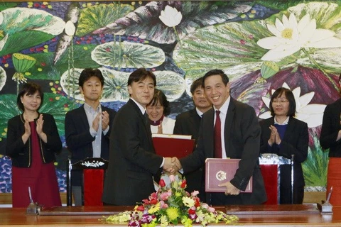 Ông Trương Chí Trung, Thứ trưởng Bộ Tài chính (bên phải) và Trưởng đại diện Văn phòng JICA Việt Nam tại một lễ ký Hiệp định giữa hai bên. (Ảnh: Trọng Đạt/TTXVN)