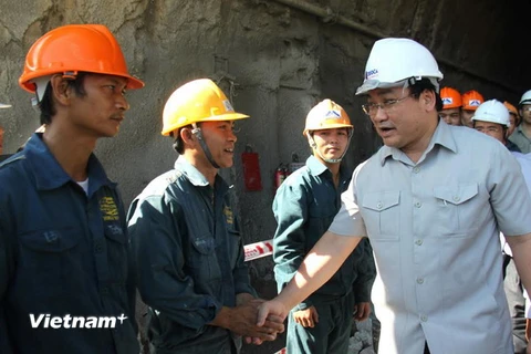 Phó Thủ tướng Hoàng Trung Hải thăm hỏi, động viên công nhân tại khu vực thi công hầm Đèo Cả. (Ảnh: Thế Lập/Vietnam+)