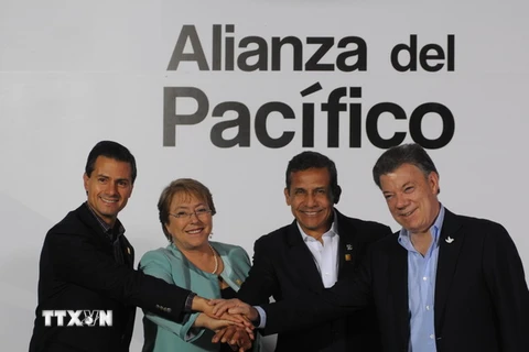 Từ trái sang phải: Tổng thống Mexico Enrique Pena Nieto, Tổng thống Chile Michelle Bachelet, Tổng thống Peru Ollanta Humala và Tổng thống Colombia Juan Manuel Santos tại hội nghị. (Nguồn: THX/TTXVN)