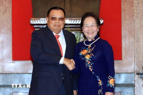 Phó Chủ tịch nước Nguyễn Thị Doan đón Phó Chủ tịch nước Lào Bounnhang Vorachith. (Ảnh: An Đăng/TTXVN ) 