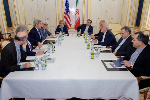 Quang cảnh cuộc họp giữa Ngoại trưởng Mỹ John Kerry (thứ 3, trái) và Ngoại trưởng Iran Mohammad Javad Zarif (thứ 3, phải) tại Vienna. (Nguồn: AFP/TTXVN) 