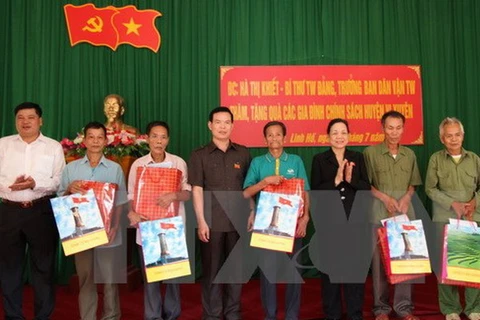 Trưởng ban Dân vận Trung ương Hà Thị Khiết cùng lãnh đạo tỉnh Hà Giang trao tặng quà cho 5 hộ gia đình chính sách ở Hà Giang. (Ảnh: Minh Tâm/TTXVN)