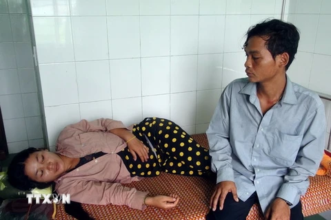 Một người dân có triệu chứng như bệnh bạch hầu đang được điều trị tại Trung tâm y tế huyện Phước Sơn. (Ảnh: Đỗ Trưởng/TTXVN)
