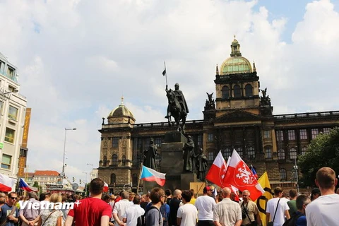 Míttinh phản đối việc Séc tiếp nhận thêm người nhập cư ở Prague. (Ảnh: Trần Quang Vinh/Vietnam+) 