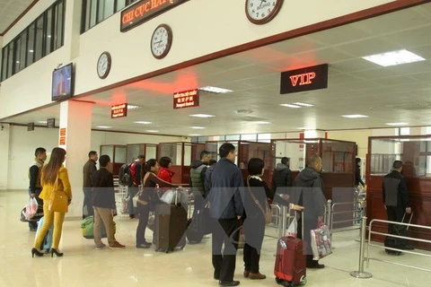 Khách nước ngoài chờ làm thủ tục nhập cảnh tại Biên phòng Cửa khẩu Quốc tế Hữu Nghị, Lạng Sơn. (Ảnh: Hoàng Hùng/TTXVN)