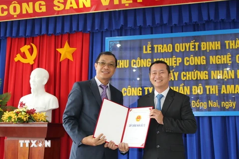 Trao giấy chứng nhận đầu tư cho Công ty Cổ phần đô thị AMATA Long Thành. (Ảnh: Sỹ Tuyên/TTXVN)